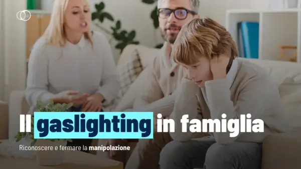 Famiglia in crisi, un bambino turbato mentre i genitori discutono. Il gaslighting in amore può distruggere i legami.